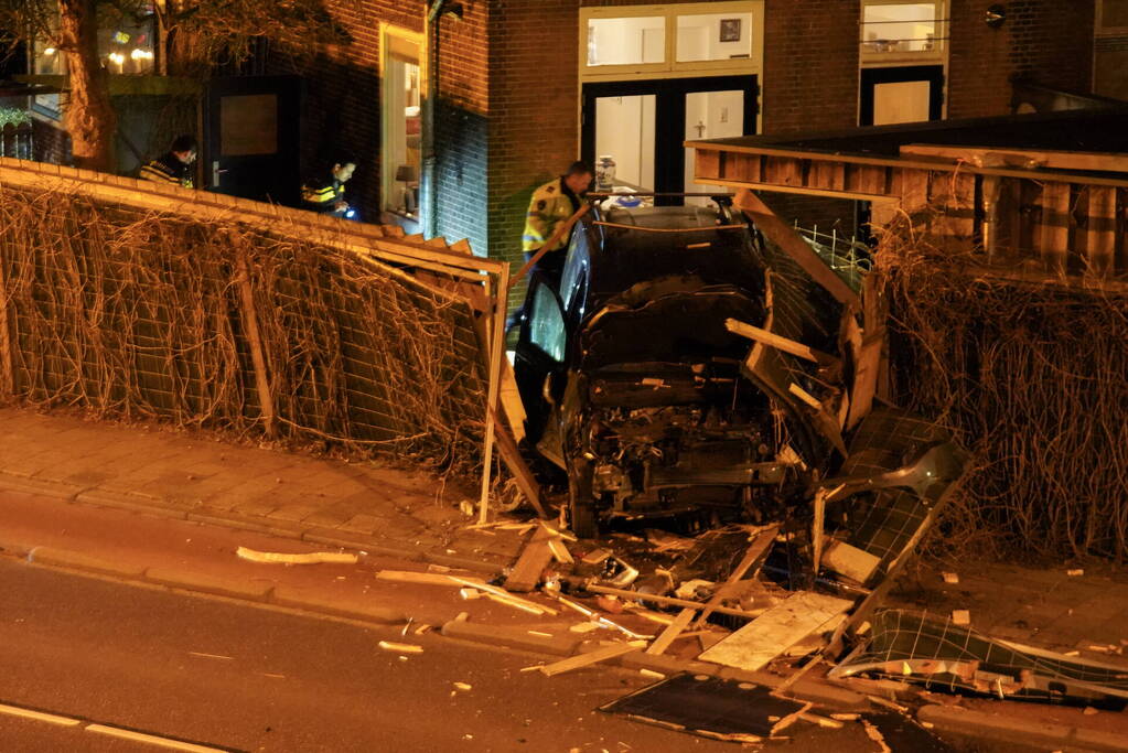 Auto rijdt door tuin waarna bestuurder vlucht