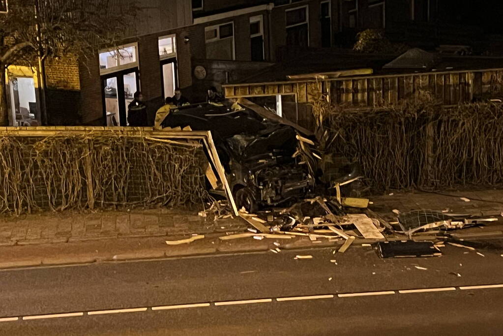 Auto rijdt door tuin waarna bestuurder vlucht