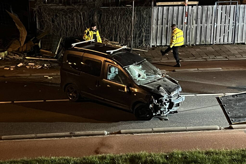 Auto rijdt door tuin waarna bestuurder vlucht
