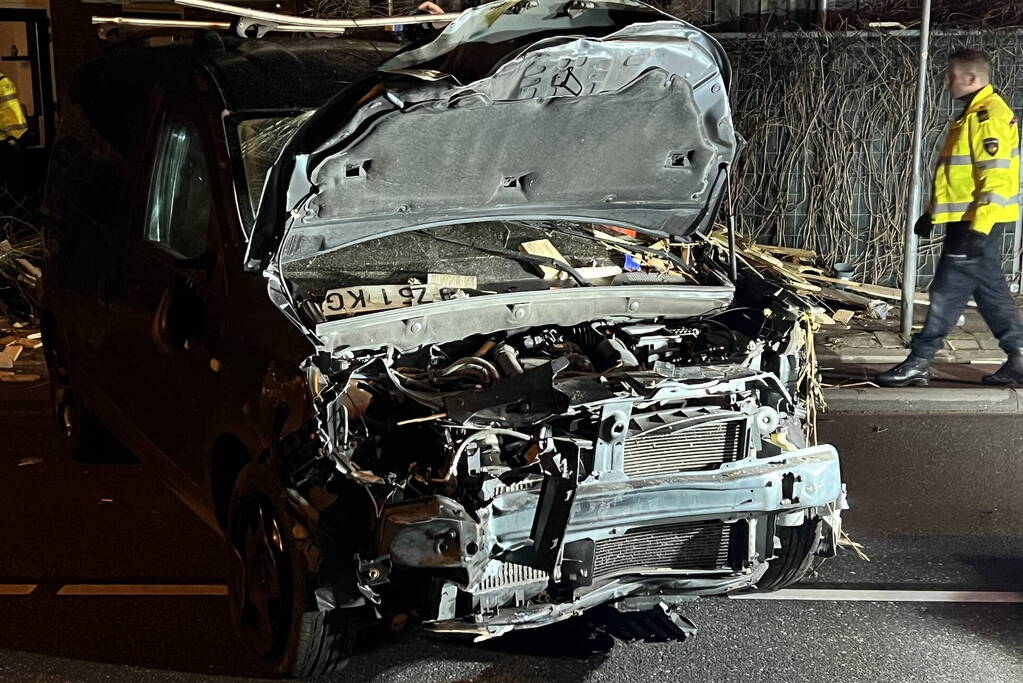 Auto rijdt door tuin waarna bestuurder vlucht