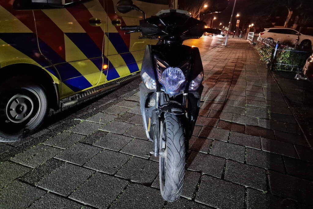 Scooter met twee opzittenden aangereden
