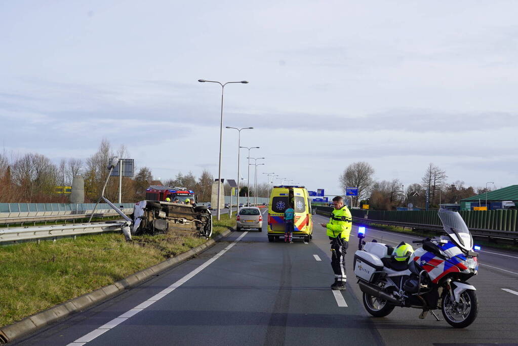 Automobiliste komt op zijkant tot stilstand