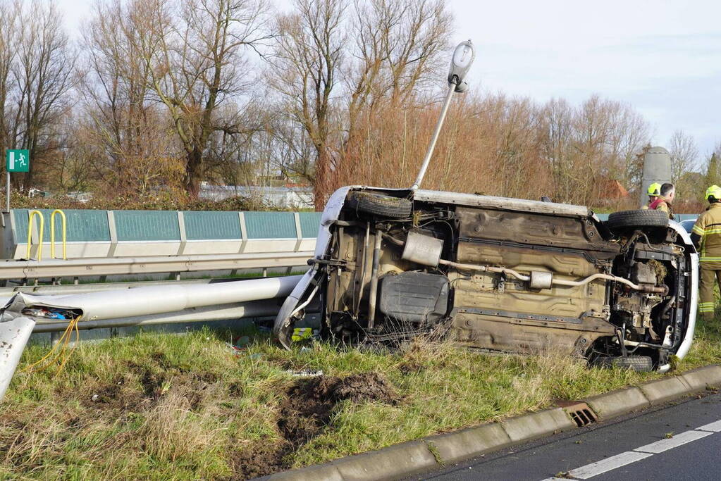 Automobiliste komt op zijkant tot stilstand