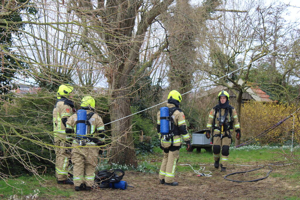 Dak beschadigd door brand, brandweerman onwel tijdens inzet