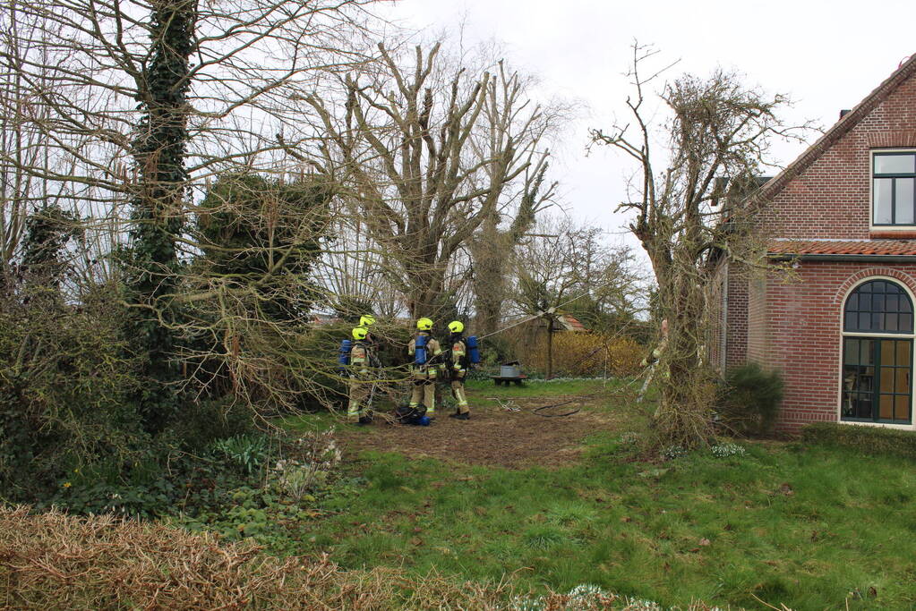 Dak beschadigd door brand, brandweerman onwel tijdens inzet