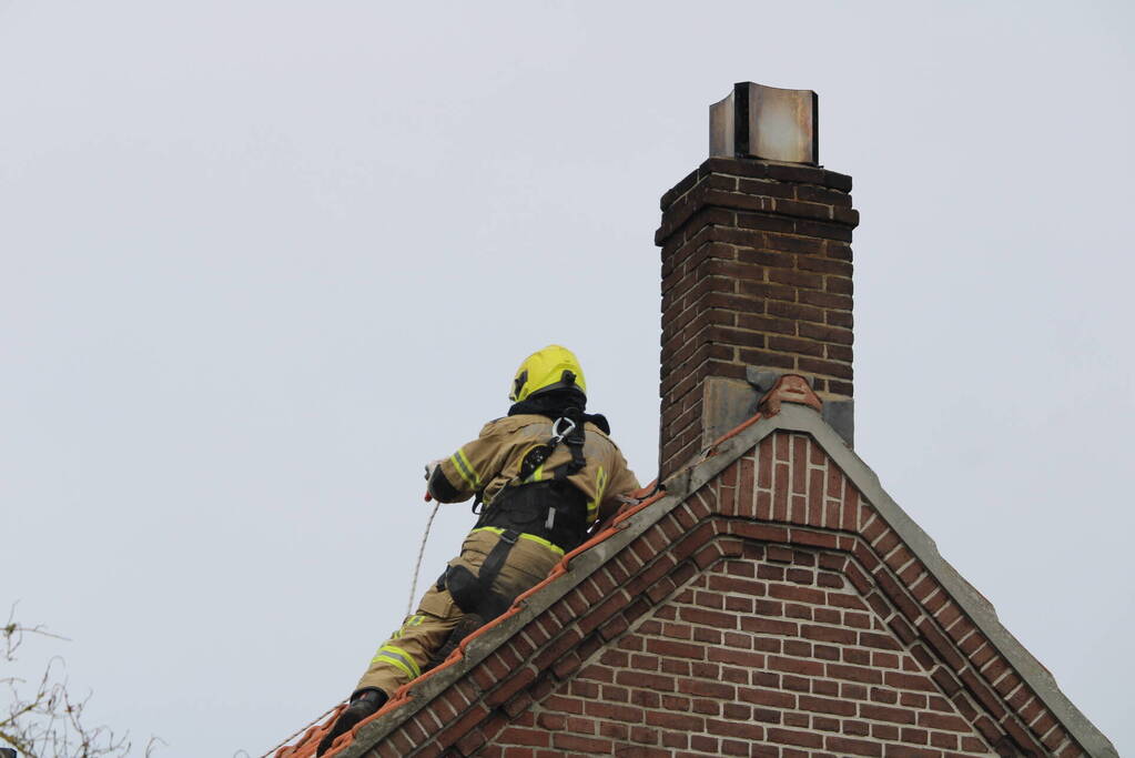 Dak beschadigd door brand, brandweerman onwel tijdens inzet