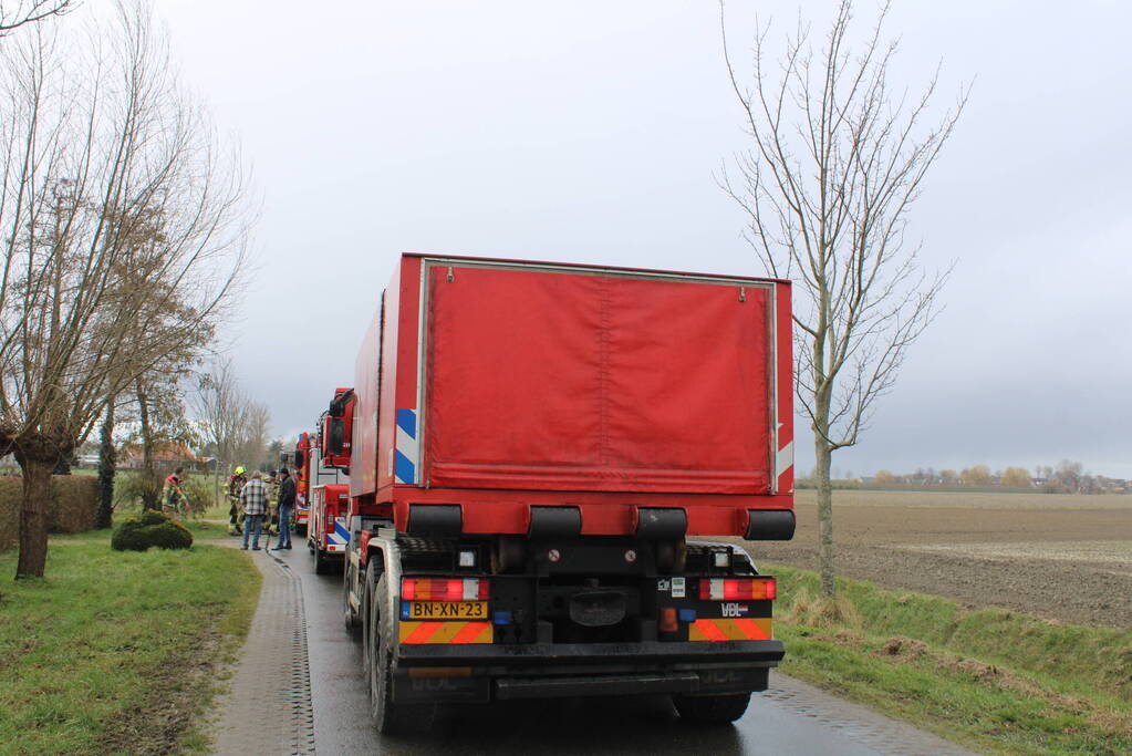 Dak beschadigd door brand, brandweerman onwel tijdens inzet