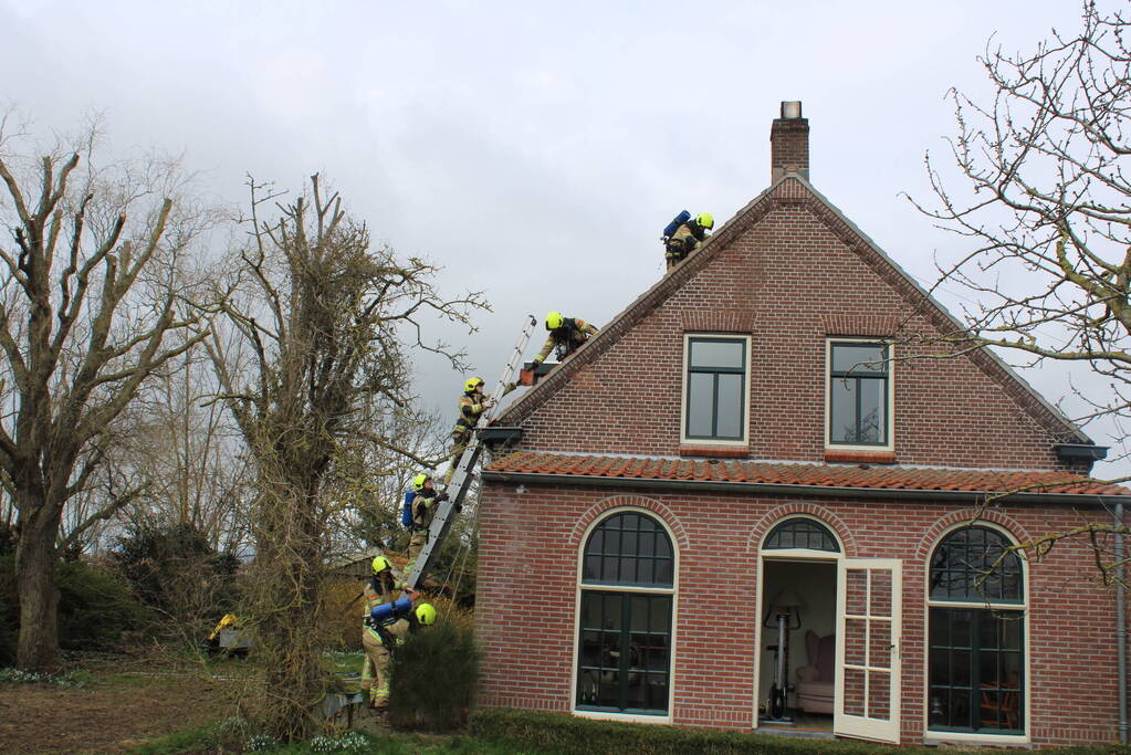 Dak beschadigd door brand, brandweerman onwel tijdens inzet