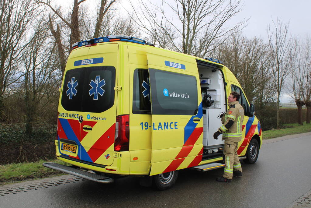 Dak beschadigd door brand, brandweerman onwel tijdens inzet