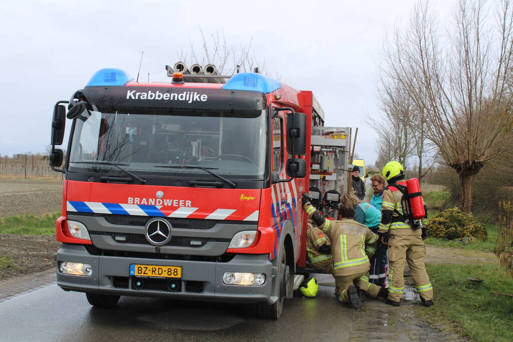 Dak beschadigd door brand, brandweerman onwel tijdens inzet