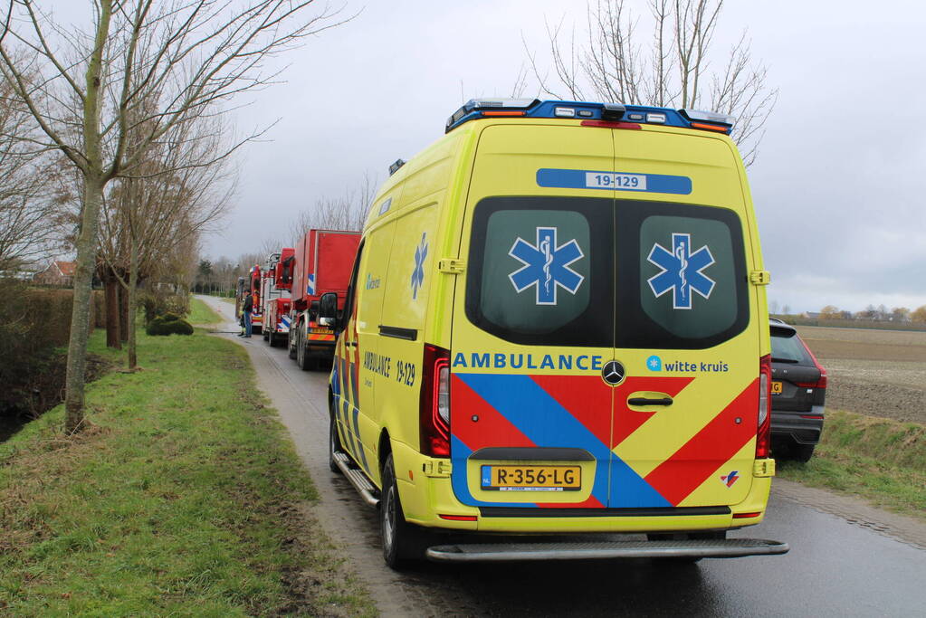 Dak beschadigd door brand, brandweerman onwel tijdens inzet