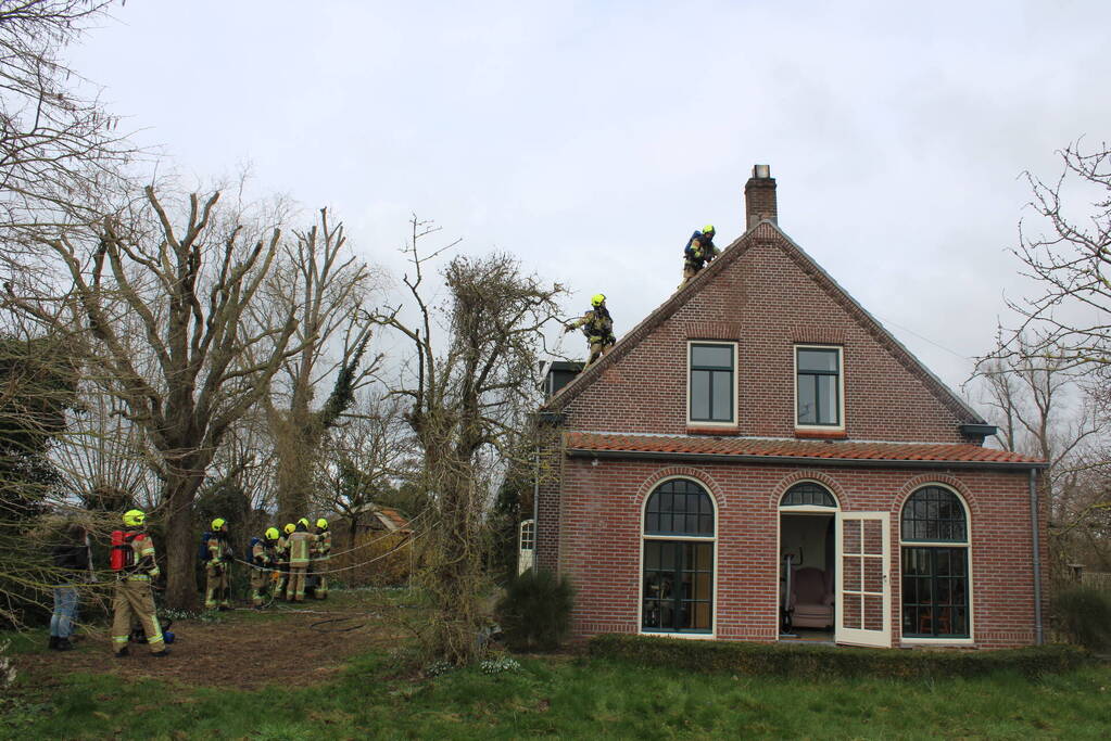 Dak beschadigd door brand, brandweerman onwel tijdens inzet