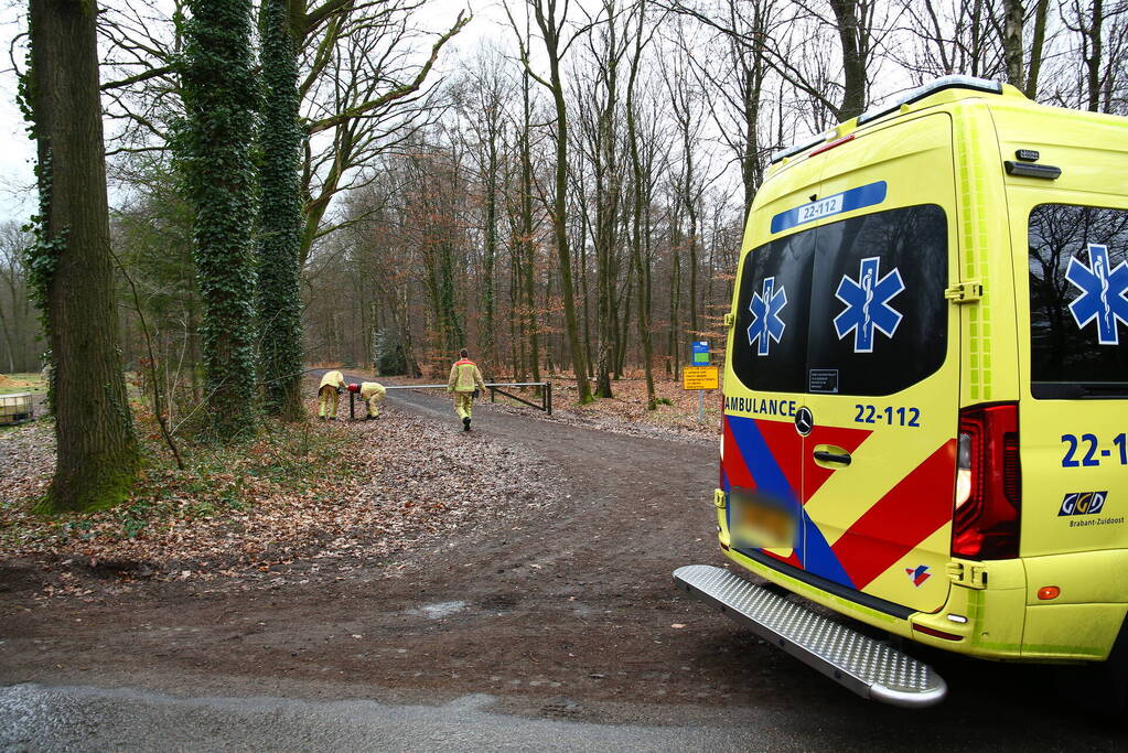 Mountainbiker gewond na val in bos
