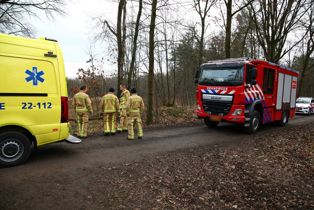 Mountainbiker gewond na val in bos