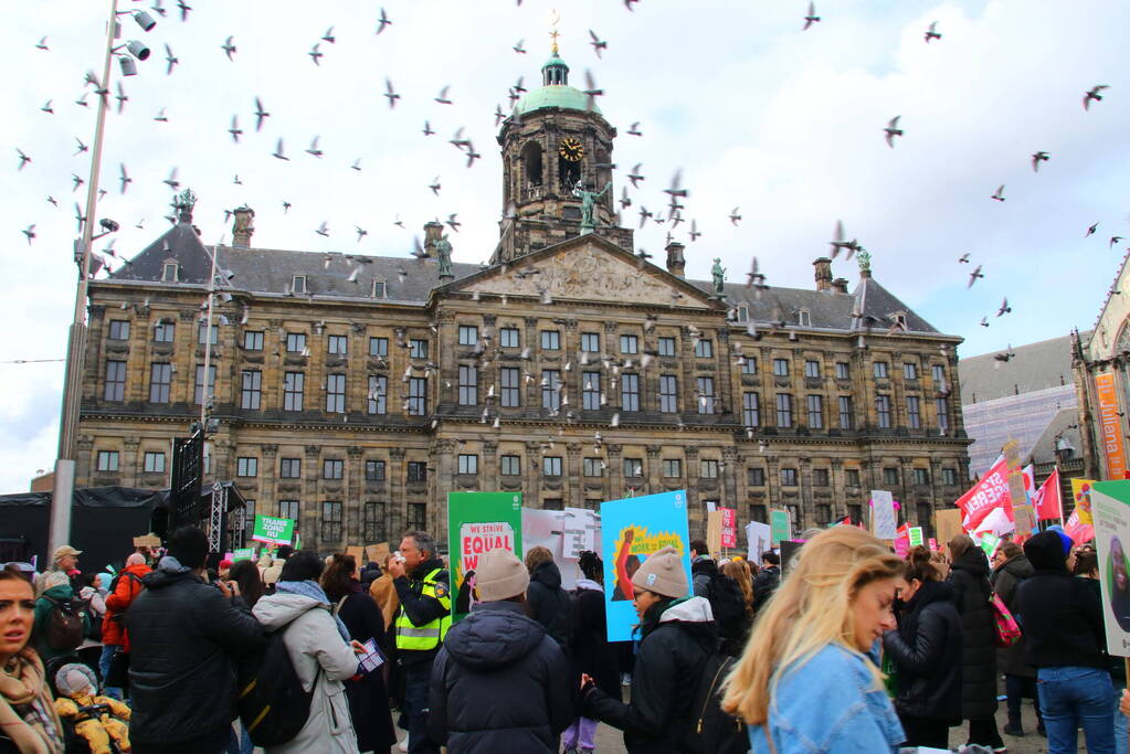 Grote drukte bij feminist march