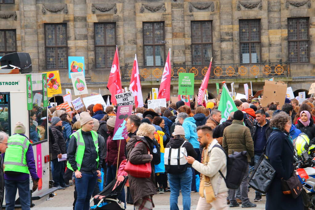 Grote drukte bij feminist march