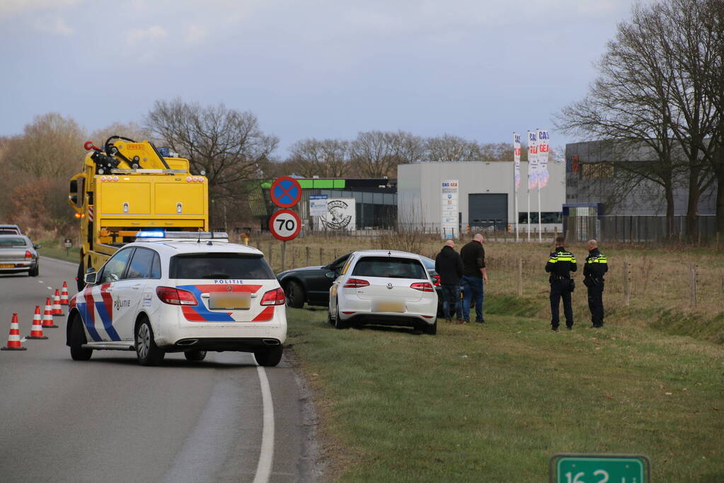 Ford mustang belandt in droge sloot