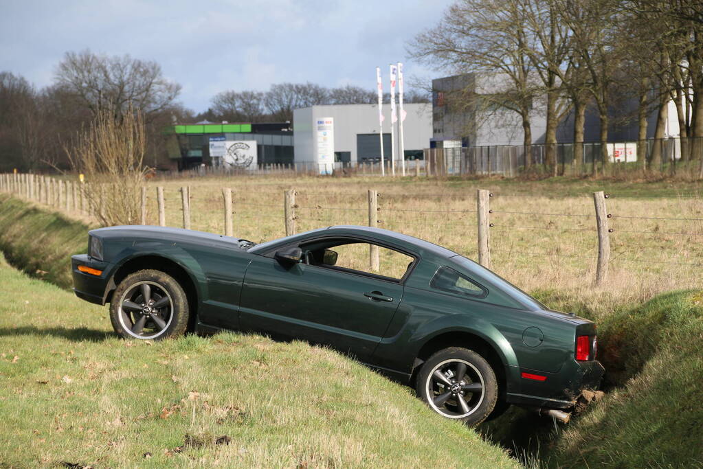 Ford mustang belandt in droge sloot