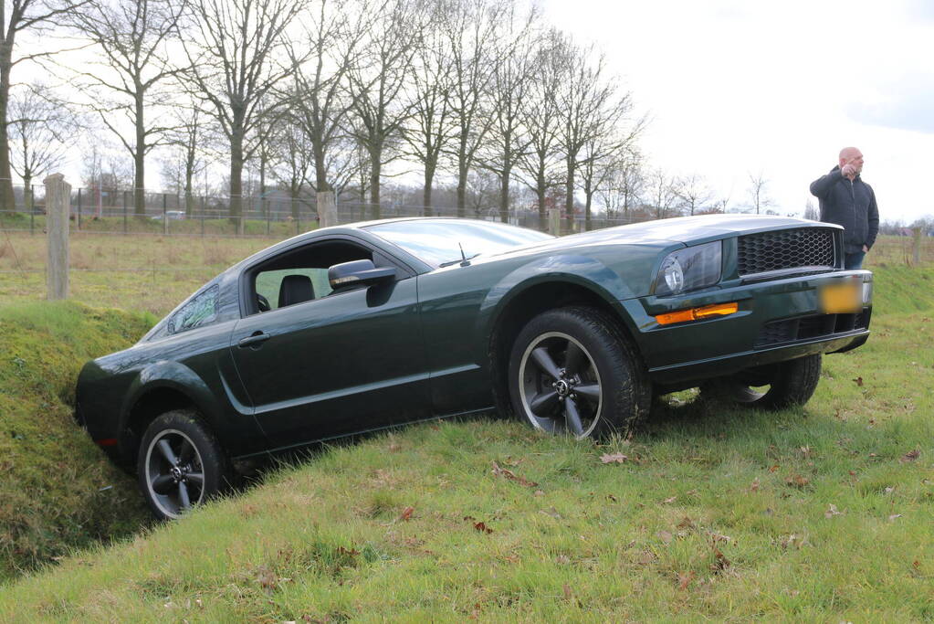 Ford mustang belandt in droge sloot