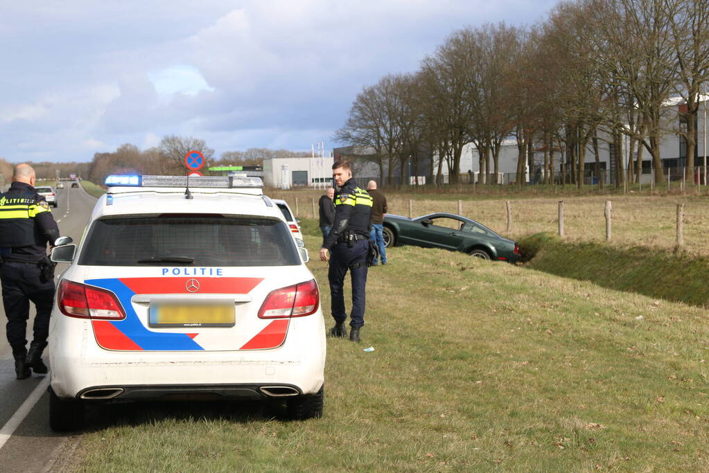 Ford mustang belandt in droge sloot