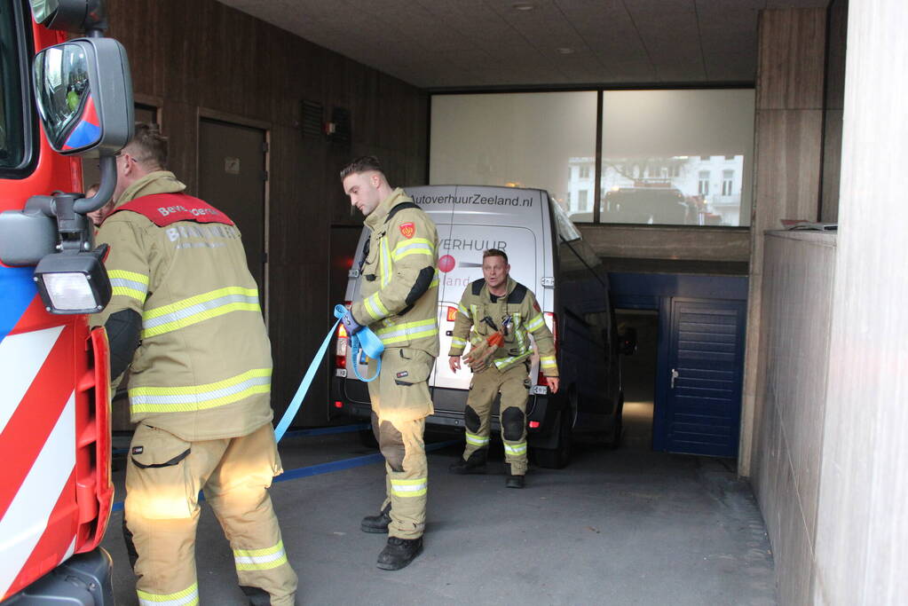 Bestelbus vast onder ingang parkeergarage