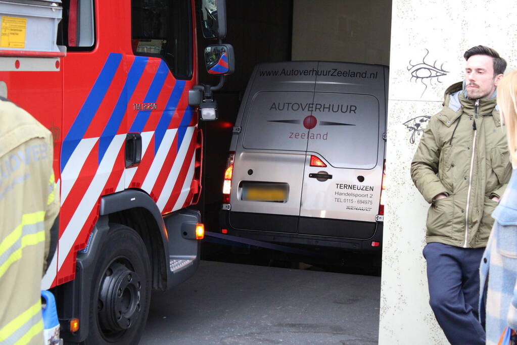 Bestelbus vast onder ingang parkeergarage