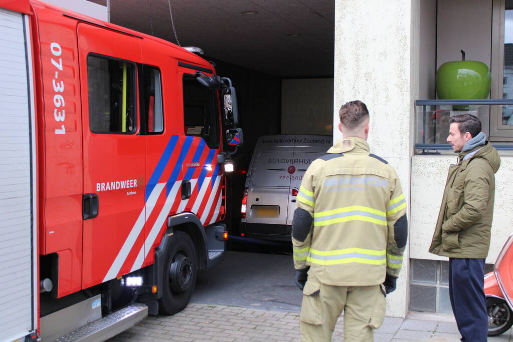 Bestelbus vast onder ingang parkeergarage