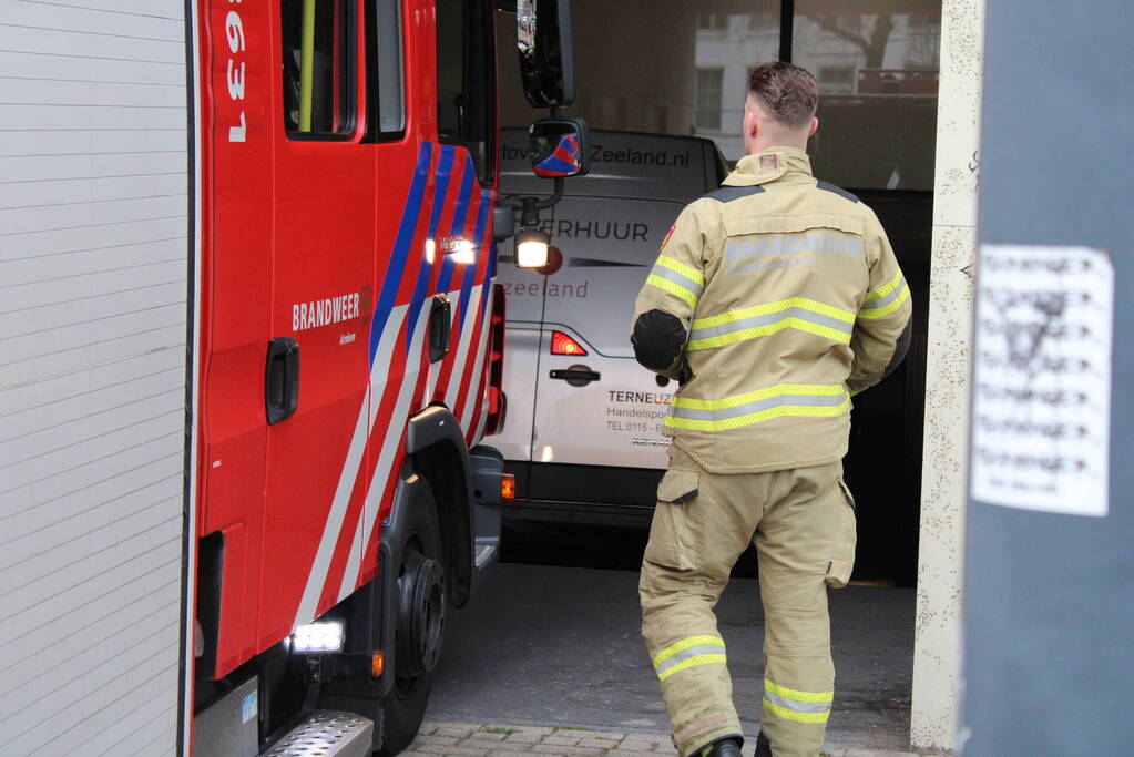 Bestelbus vast onder ingang parkeergarage