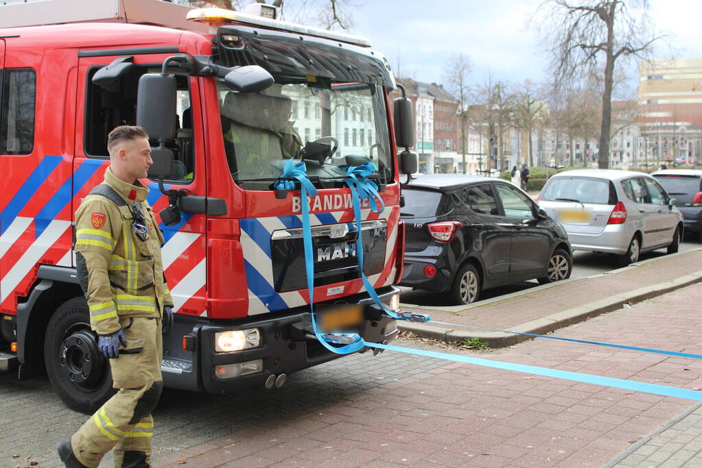 Bestelbus vast onder ingang parkeergarage