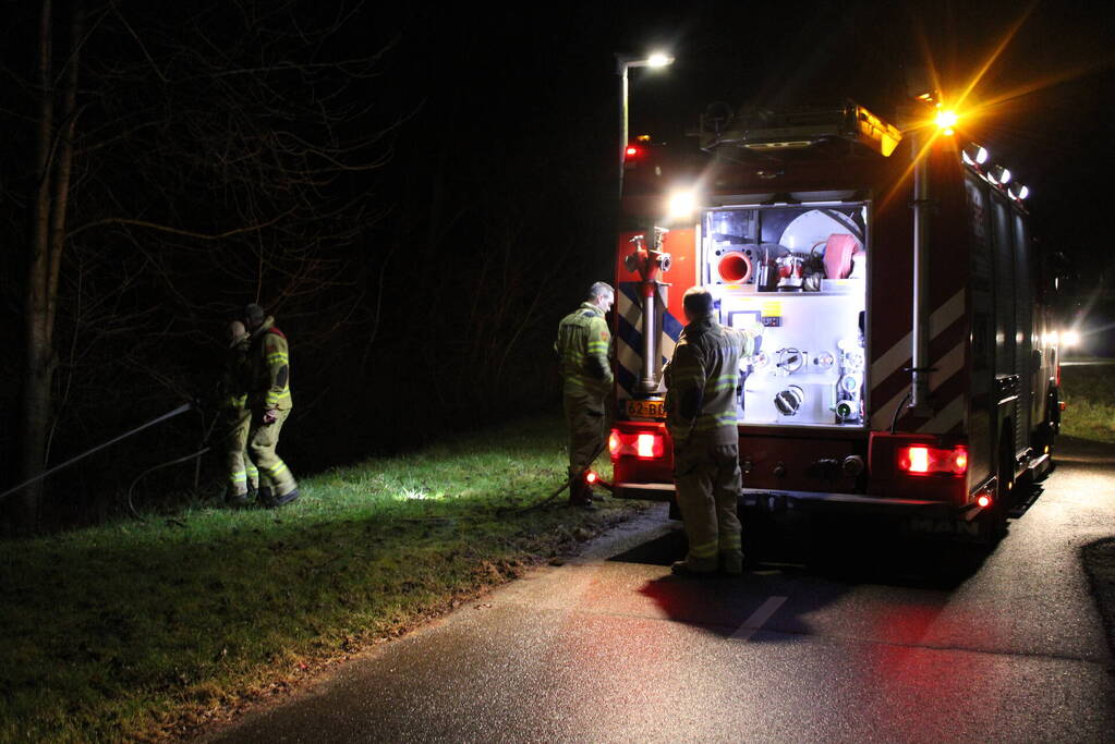 Brandweer blust brandende boom