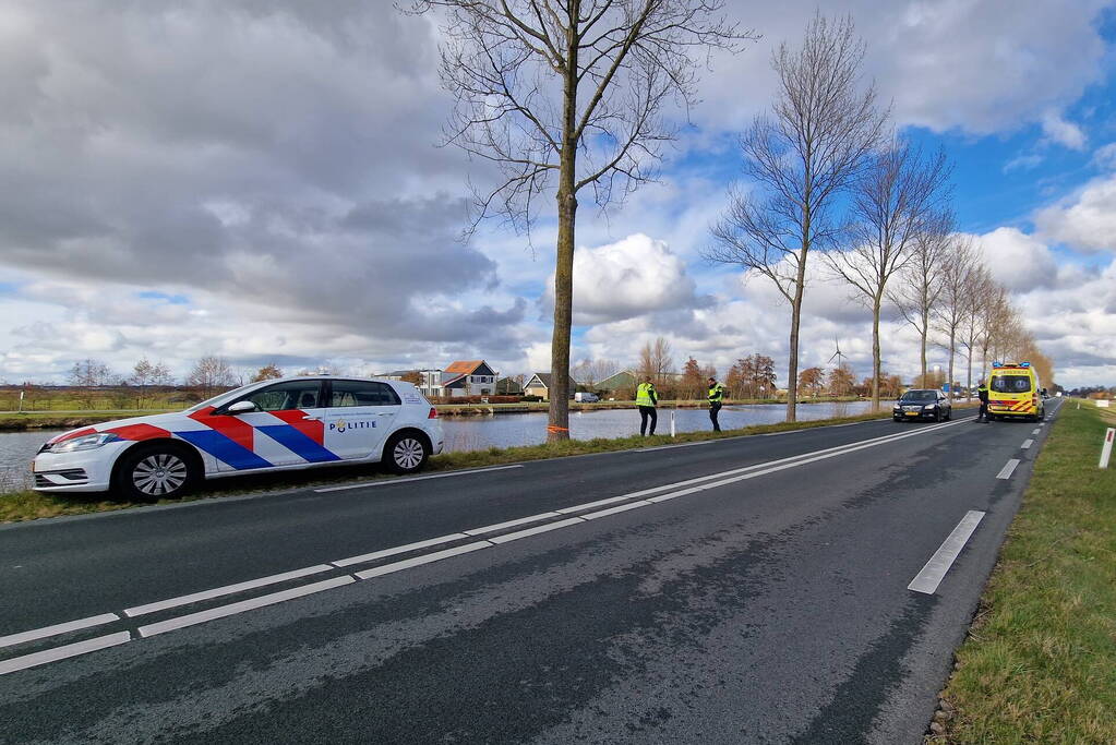 Auto eindigt kopje onder