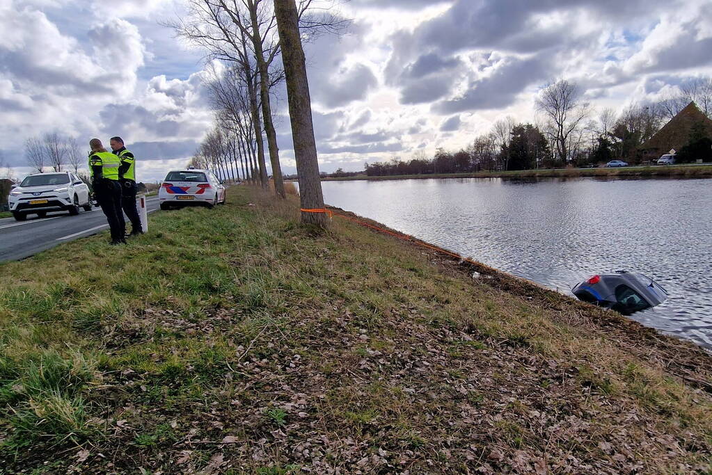 Auto eindigt kopje onder