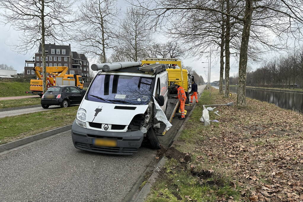 Bestuurder bestelbus verliest macht over het stuur en vliegt over vluchtheuvel