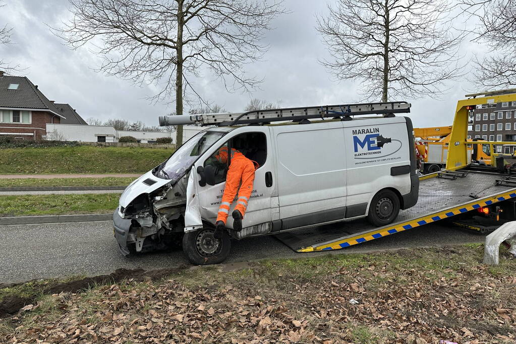 Bestuurder bestelbus verliest macht over het stuur en vliegt over vluchtheuvel