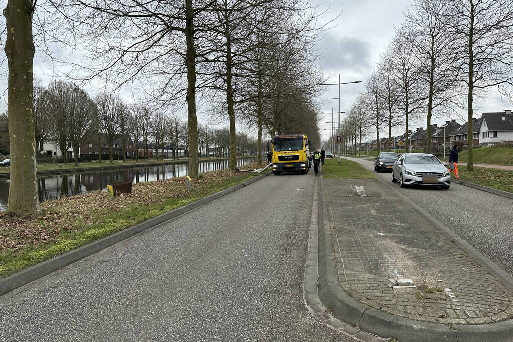 Bestuurder bestelbus verliest macht over het stuur en vliegt over vluchtheuvel