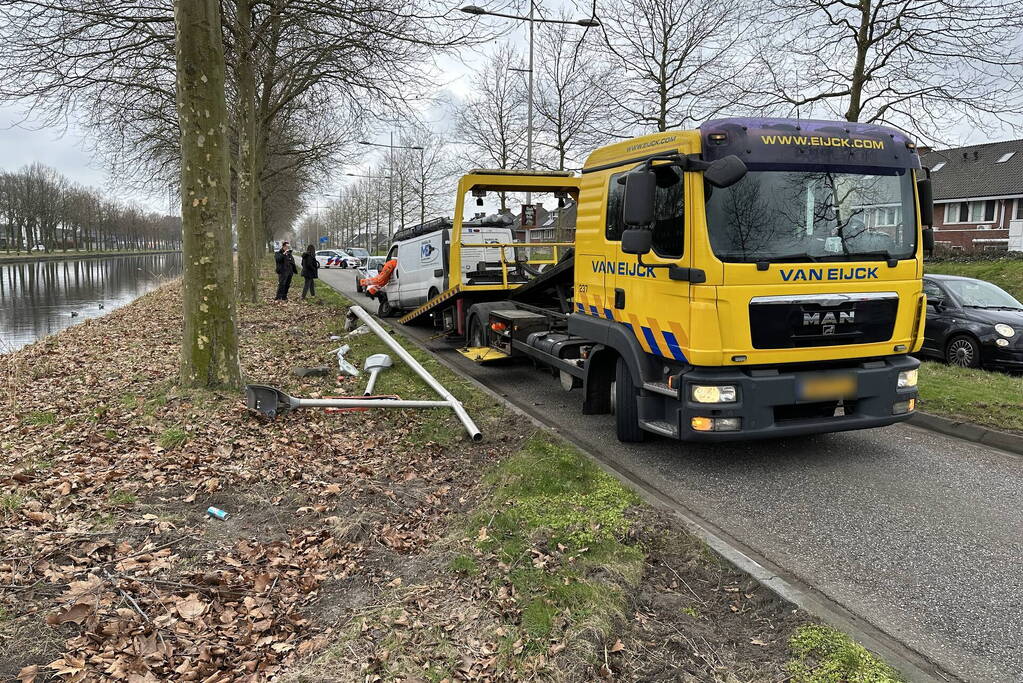 Bestuurder bestelbus verliest macht over het stuur en vliegt over vluchtheuvel