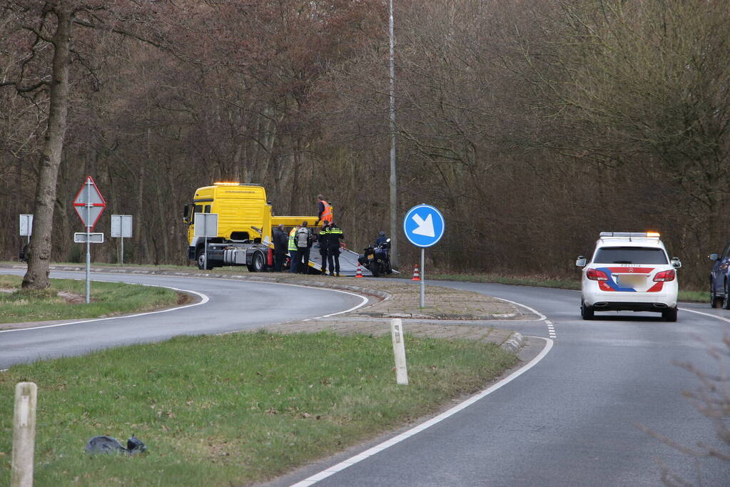 Motorrijder komt ten val, weg tijdelijk afgesloten