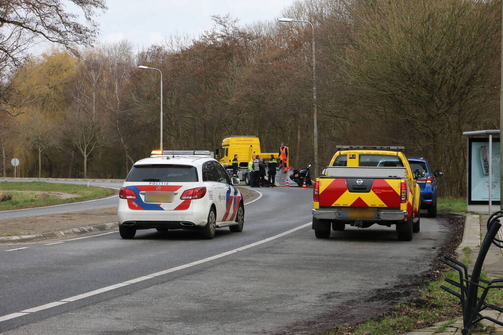 Motorrijder komt ten val, weg tijdelijk afgesloten