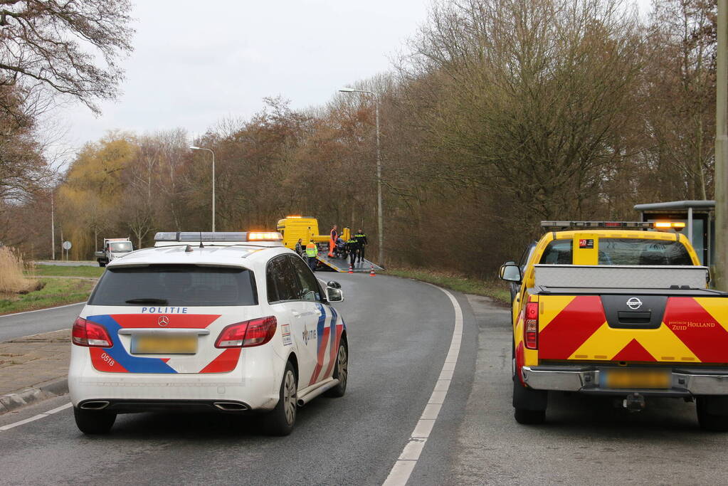 Motorrijder komt ten val, weg tijdelijk afgesloten