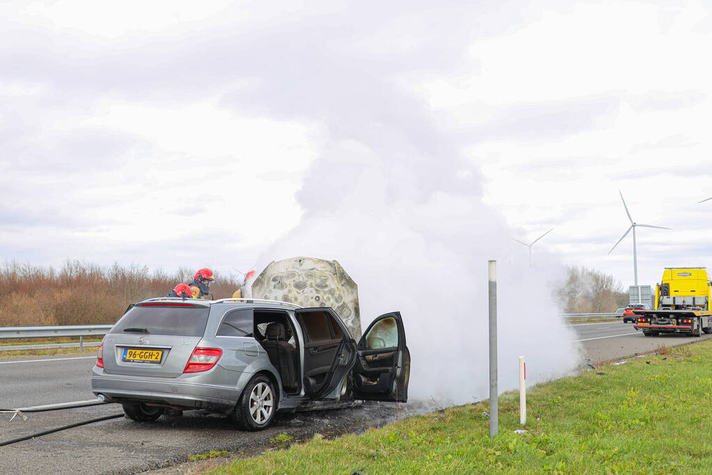 Mercedes verwoest door brand