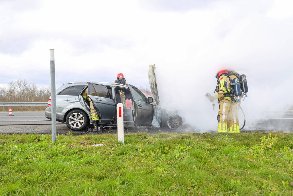 Mercedes verwoest door brand