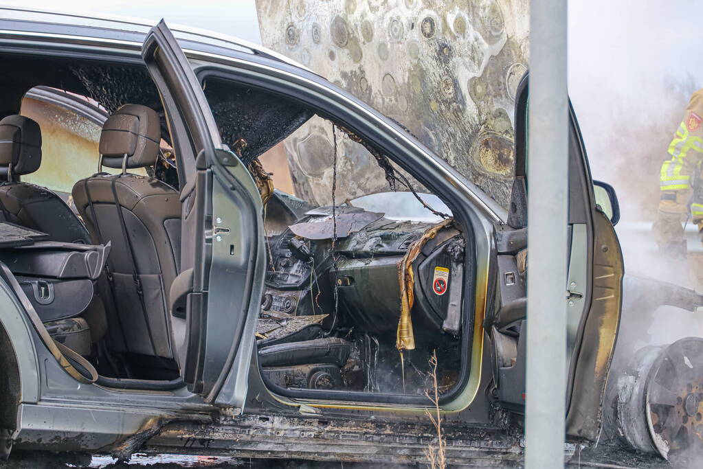 Mercedes verwoest door brand