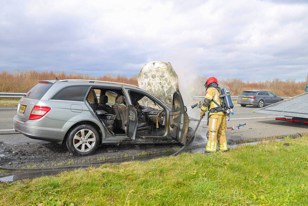 Mercedes verwoest door brand
