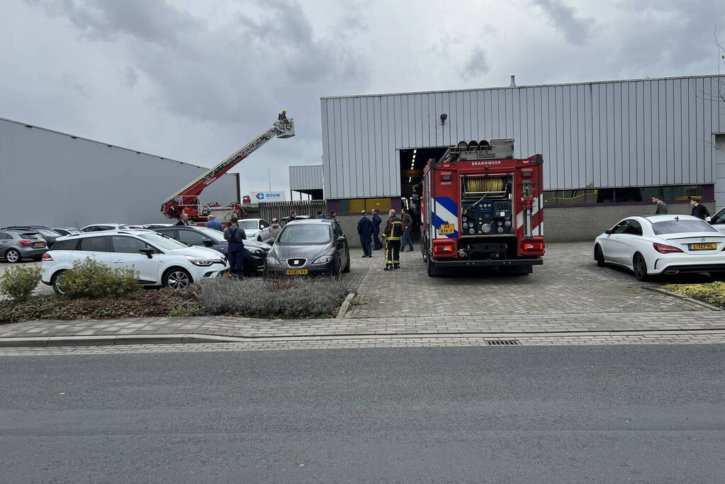 Vogelnest in lichtkoepel vliegt in brand