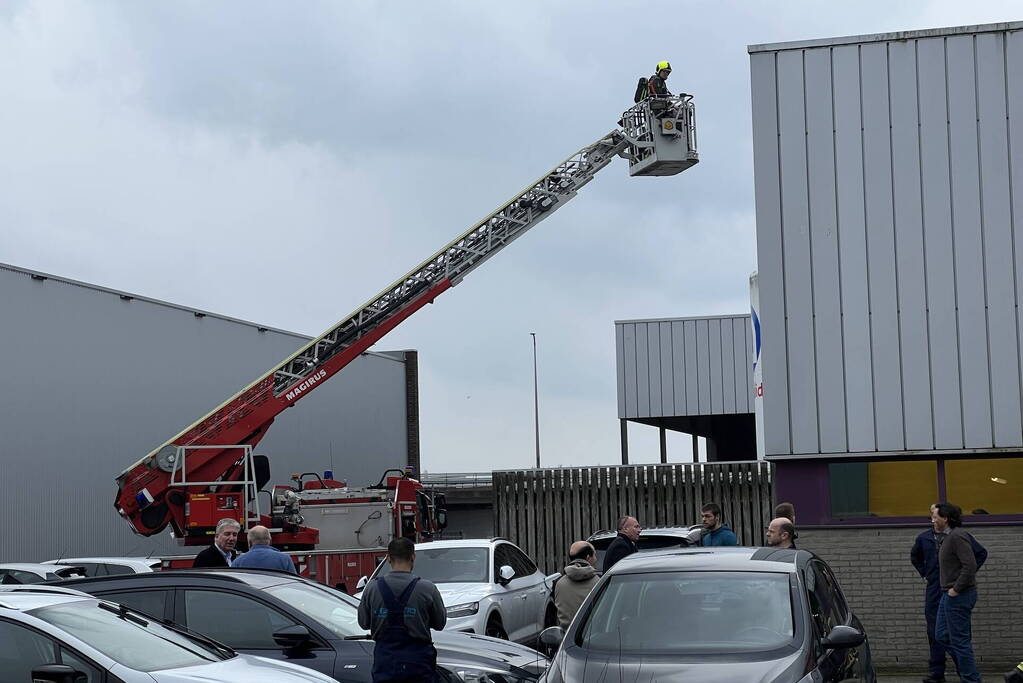 Vogelnest in lichtkoepel vliegt in brand