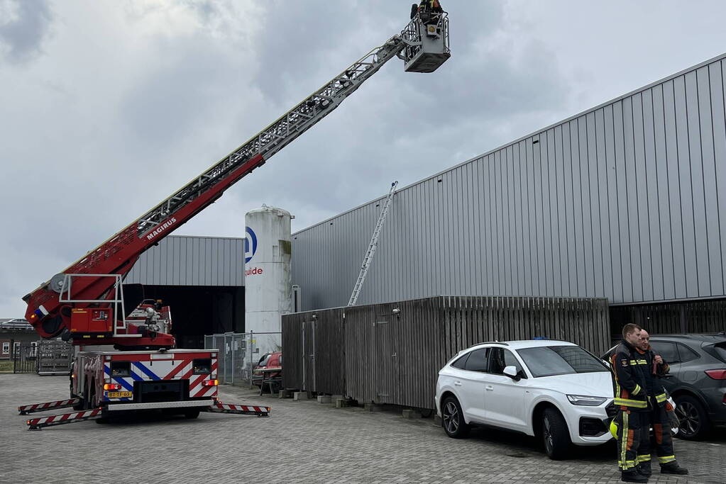 Vogelnest in lichtkoepel vliegt in brand