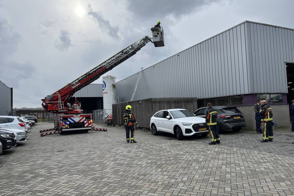 Vogelnest in lichtkoepel vliegt in brand