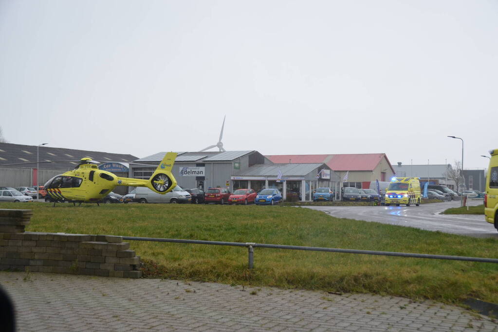 Traumahelikopter landt bij autobedrijf