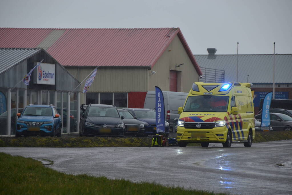Traumahelikopter landt bij autobedrijf