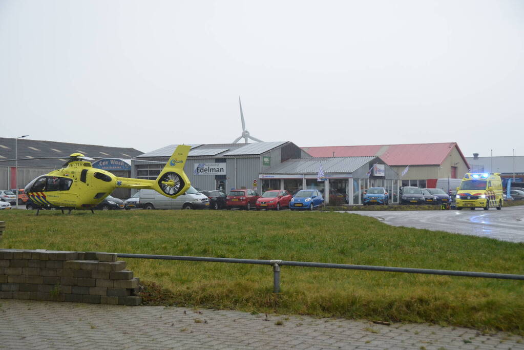 Traumahelikopter landt bij autobedrijf